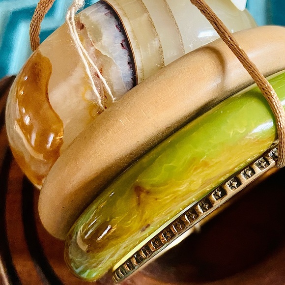 Evermore Clarity - curated stack of 4 vintage bangle bracelets - Picture 6 of 6
